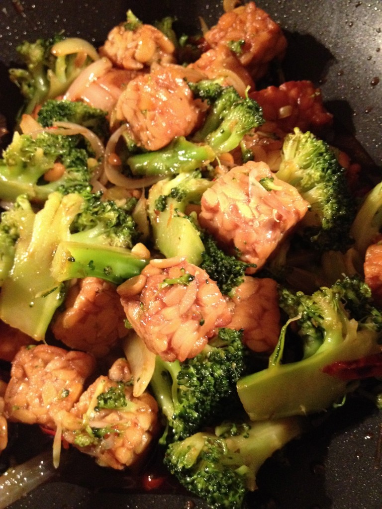 Stir-fried tempeh with broccoli, garlic and chilli